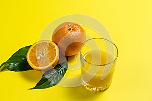 Orange juice and sliced â€‹â€‹orange. a glass of orange juice