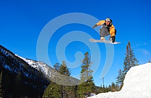 Oranžový snowboardista skákání vysoký 