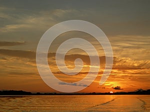 Arancia tramonto sul amazzonia un fiume 