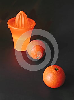 Oranges and juicer