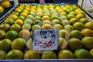 Oranges stand in popular municipal market in Brazil with announced price of R$ 3,50 a kilo