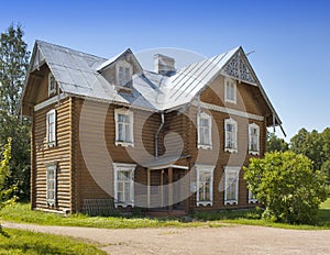 Oranienbaum (Lomonosov). Upper park. Ancient inhabited wooden house.