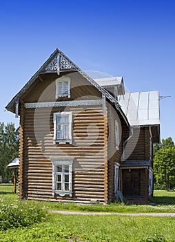 Oranienbaum (Lomonosov). Upper park. Ancient inhabited wooden house.