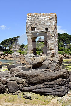 The Oratoire in the beach of Ploumanach