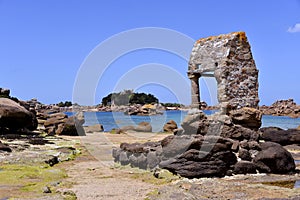 The Oratoire in the beach of Ploumanach