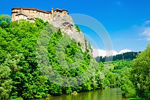 Oravský hrad pozadí zelených stromů, Slovensko