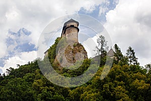 Oravský hrad na vysokej skale nad riekou Orava v obci Oravský Podzámok na Slovensku