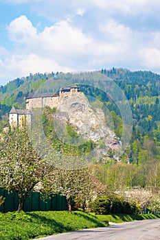 Oravský hrad na vysoké strmé skále