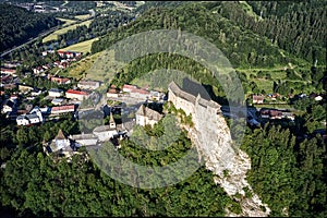 Oravský hrad během dopoledne v létě, areálový snímek, Oravský Podzámok, Orava, Slovensko