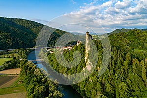 Oravský hrad na Slovensku. Letecký pohled na východ slunce