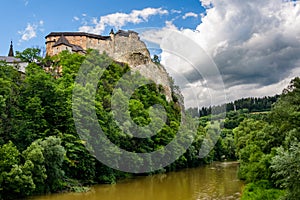 Oravský hrad, zachovalá stavba na řece Oravě, postavená na skalnatém kopci. Oblíbená turistická atrakce