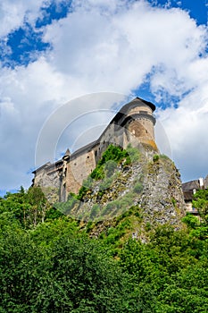 Oravský hrad, zachovalá stavba na řece Oravě, postavená na skalnatém kopci. Oblíbená turistická atrakce