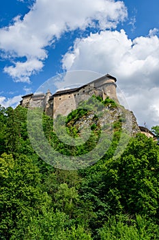 Oravský hrad, zachovalá stavba na řece Oravě, postavená na skalnatém kopci. Oblíbená turistická atrakce