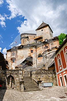 Oravský hrad, zachovalá stavba ležiaca na rieke Orava, postavená na skalnatom kopci. Obľúbená turistická atrakcia