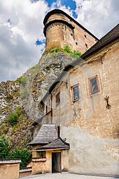 Oravský hrad, zachovalá stavba na řece Oravě, postavená na skalnatém kopci. Oblíbená turistická atrakce