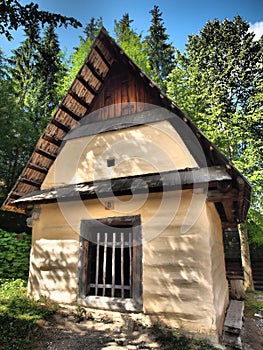 Krásně staré dřevěné domy v krásné přírodě plné stromů a květin.Slovensko