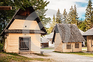 Muzeum oravské vesnice, Zuberec, Slovensko. Vesnice lidové architektury v přírodním prostředí.