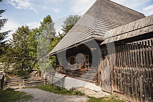 Muzeum oravské vesnice, Zuberec, Slovensko. Vesnice lidové architektury v přírodním prostředí.