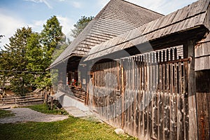 Muzeum oravské vesnice, Zuberec, Slovensko. Vesnice lidové architektury v přírodním prostředí.