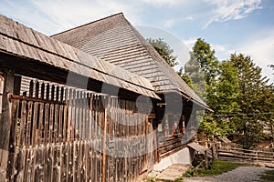 Muzeum oravské vesnice, Zuberec, Slovensko. Vesnice lidové architektury v přírodním prostředí.