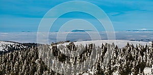 Oravské beskydy s pilskem babí horou z turistické stezky u vrcholu vrchu křížava v zimě pohoří malá fatra v