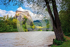 Oravský hrad na kopci pri rieke