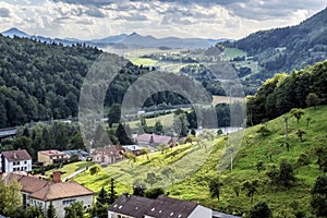 Oravský Podzámok z Oravského hradu, Slovensko, vidiecka krajina