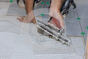 In order to adhere tiles to the bathroom floor, wet mortar needs to be spread before installation