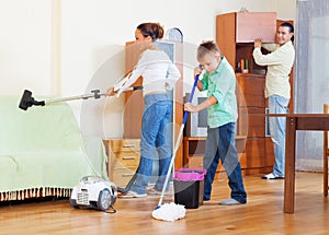 Común familia de tres hacer tareas del hogar 