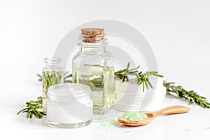 Cosmetici da erbe aromatiche rosmarino su bianco 