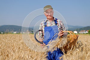 Agricultor de pie en trigo 