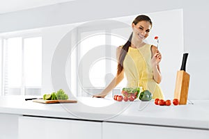 Organic Food. Woman Eating Vegetable Salad. Healthy Lifestyle, D