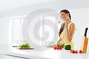 Organic Food. Woman Eating Vegetable Salad. Healthy Lifestyle, D