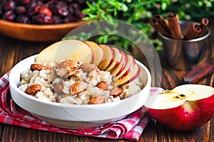 Ovsená kaša ovsená kaša v biely keramický misa jablko mandle med a škorica. zdravý raňajky 