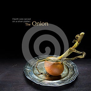 Organic onion, served on a silver platter against a dark wood