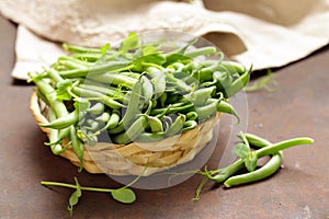 Organic pods green peas