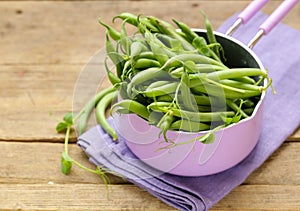 Organic pods green peas