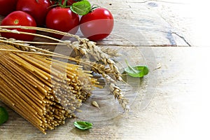 Organic wholemeal spaghetti with wheat ears, tomatoes and basil