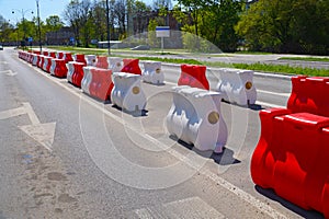 Organization of road traffic using road separators