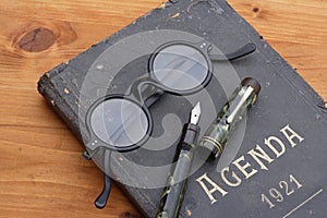 Organizer personal Agenda, fountain-pen and eyeglasses