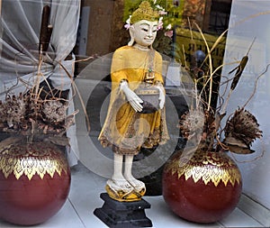 Oriental art, in a shop window, near the palace, attaule museum of the famous father of spicoanalysis, in Vienna.