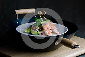 Oriental stir-fry with prawns and noodles