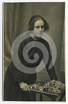 Original 1925 antique photo - young woman