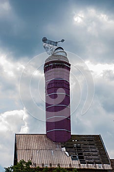 Pôvodné komíny starého pivovaru proti modrej oblohe. Stará budova pivovaru v meste Nitra, Slovensko