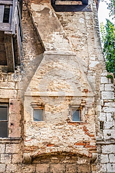 Falso chimenea sobre el muro de casa. decorativo patrón. decoraciones de piedra muro ventanas en forma de 