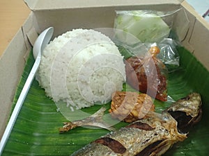 Original fish salad rice with chily souce