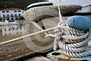 ormeggio e corda per la barca ferma al porto