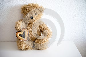 Orso con cuore colorato photo