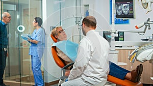 Orthodontist speaking to patient with toothache