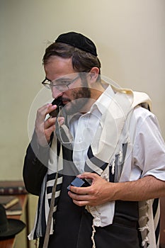Orthodox cleans the place of tefillin after prayers photo